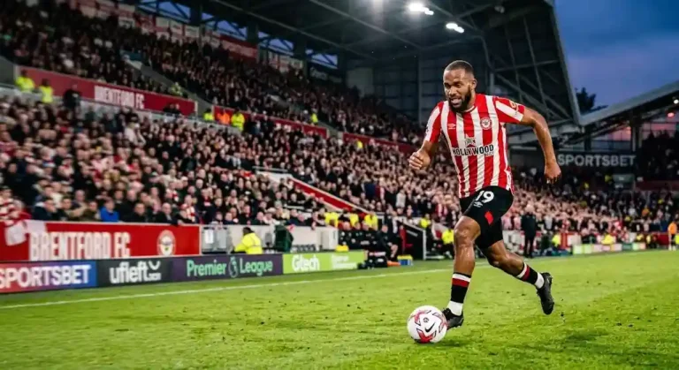 Bryan Mbeumo sprintant avec le ballon sur le terrain lors d'un match de Premier League